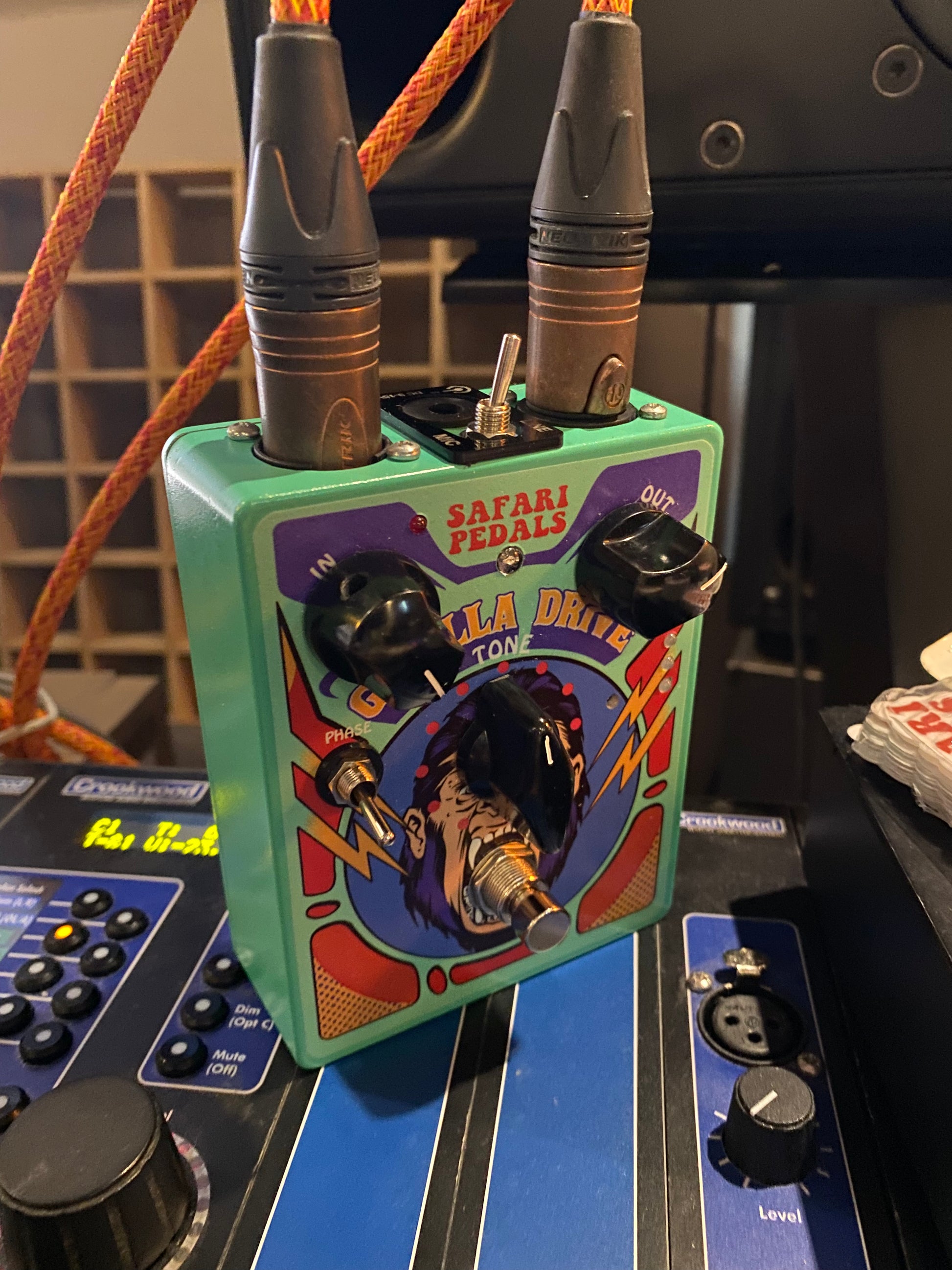 Gorilla Drive - Mic preamp and overdrive pedal with tone